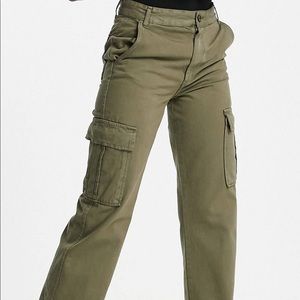 STRADIVARIUS | Straight Leg Cargo Pants in Green Khaki